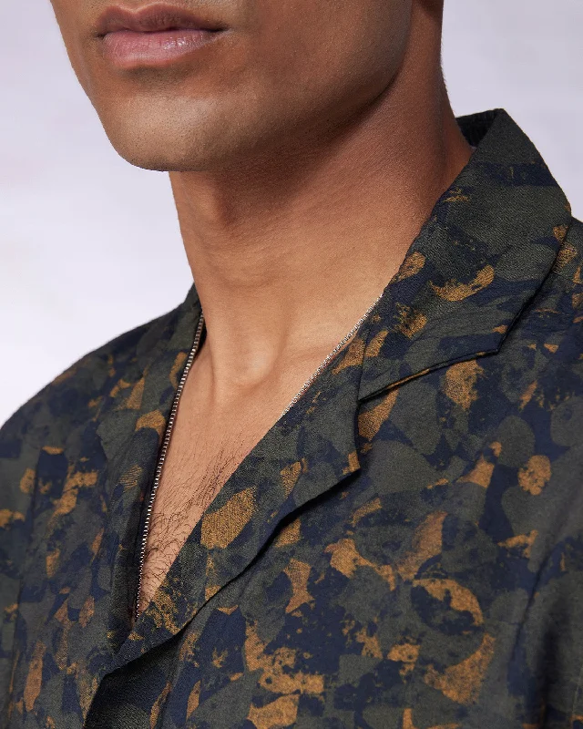 Plus Size Men's Striped Chambray Casual Shirts with a Spread Collar for a Preppy Appearance Green Half-Sleeve Geometric Printed Shirt Plus Size Men's Striped Chambray Casual Shirts with a Spread Collar for a Preppy Appearance Green Half-Sleeve Geometric Printed Shirt